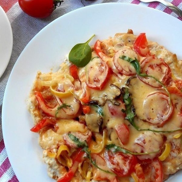 Вкуснейшая ПП-пицца.Куриная грудка (крупная) — 300 гСыр - 20 гПерец болгарский - половинкаПомидоры ...