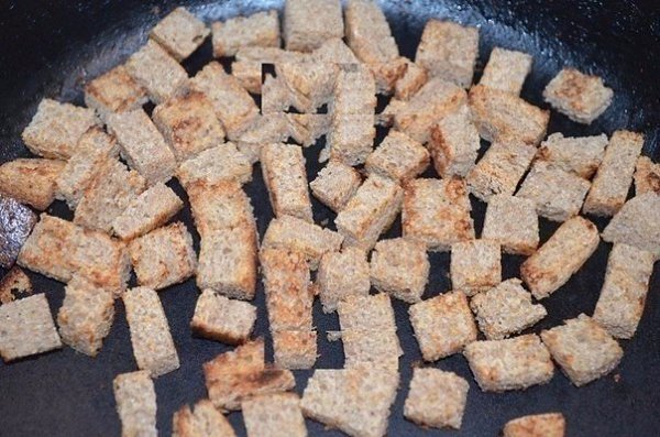Салат с фасолью, сыром и сухариками .Ингредиенты: Фасоль красная в собственном соку — 1 ... - 3