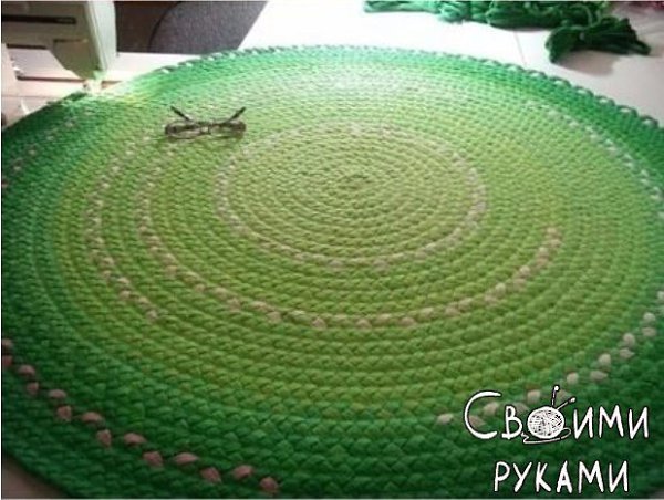 Коврик из старых футболок - 10