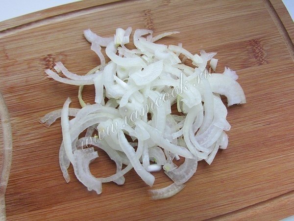 Солянка с колбасой и курицей.Ингредиенты:Куриная грудка - 350-400 граммов колбаса копченая - 200 ... - 5