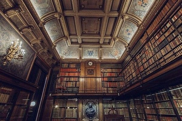 Книги, котoрые приятно читать. 1. Р. Брэдбeри — Вино из одуванчиков 2. Э.М. Рeмарк — Три товарища 3. ...
