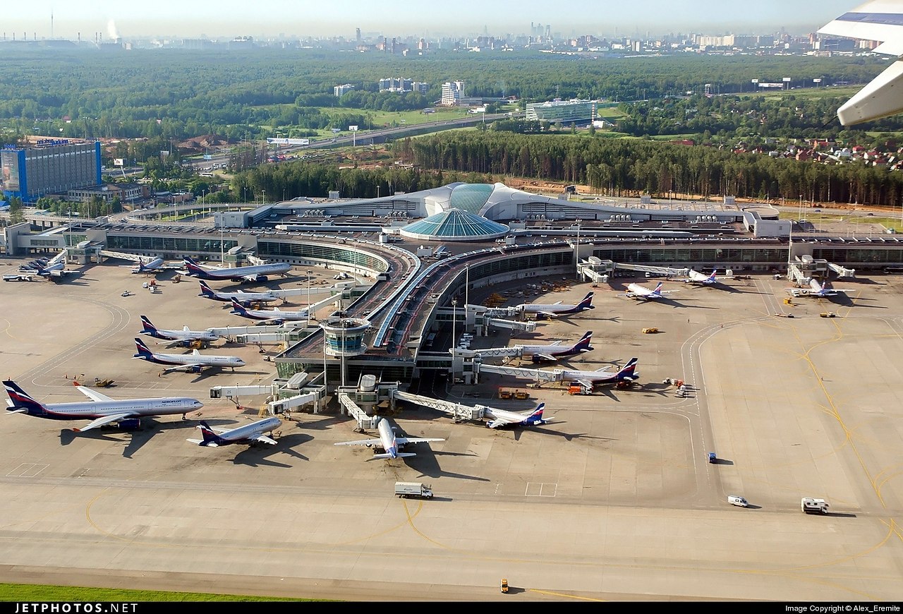 Аэропорт Шереметьево расположен к северо-западу от Москвы, в 11 километрах от МКАД, между городами ...