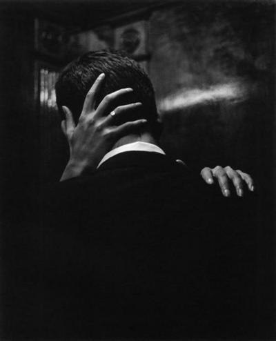 Сергей Есенин.Ты меня не любишь, не жалеешь,Разве я немного не красив?Не смотря в лицо, от страсти ...