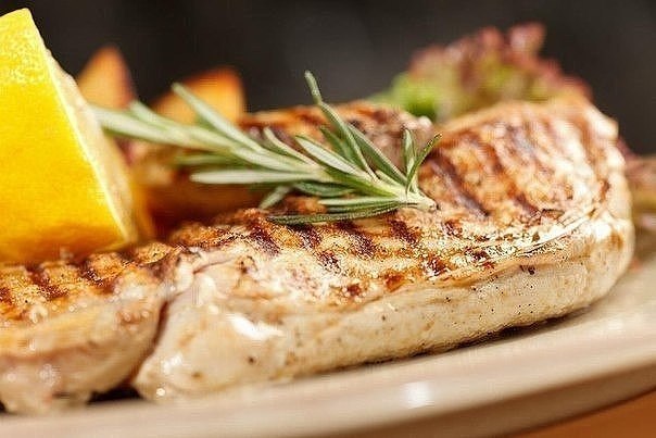 СОЧНЫЙ СТЕЙК ИЗ КУРИНОЙ ГРУДКИ .Для приготовления понадобится: -Куриная грудка - 500 гр -Лимонный ...
