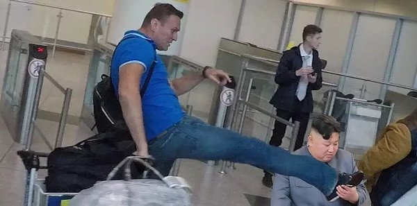 Ким Чен Ын посетил универмаг КНДР, где внимательно осмотрел обувь и стал героем фотожаб. - 4