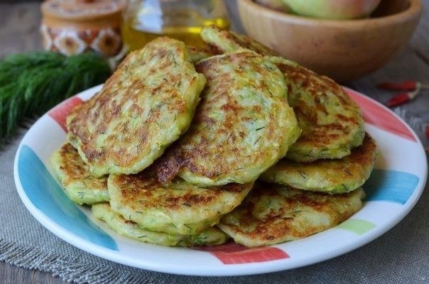 Оладьи из кабачков с сыром и чесноком. На 100 гр - 48.66 ккал белки - 2.65 жиры - 1.57 углеводы - ...