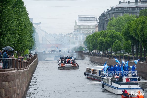 Вслед за «Зенитом» на корабле по рекам и канал пустились фанаты с файерами и кричалками.«Зенит» стал ... - 3