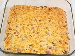 Пирог с сыром и сосисками на завтрак.Ингредиенты:- 250 мл кефира- 150 г муки- 2 яйца- 200 г сыра- ... - 5
