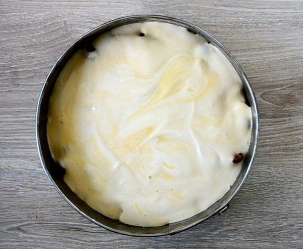 Пышная шарлотка с вишней и яблоками.Ингредиенты:Яйца — 7 шт.Мука — 7 ст. л.Сахар — 7 ст. л.Ванильный ... - 6