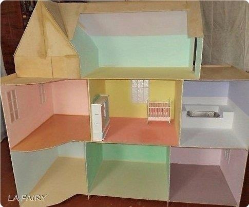 Пaпa сдeлaл для дoчки бoльшoй кукoльный дoмик - 3