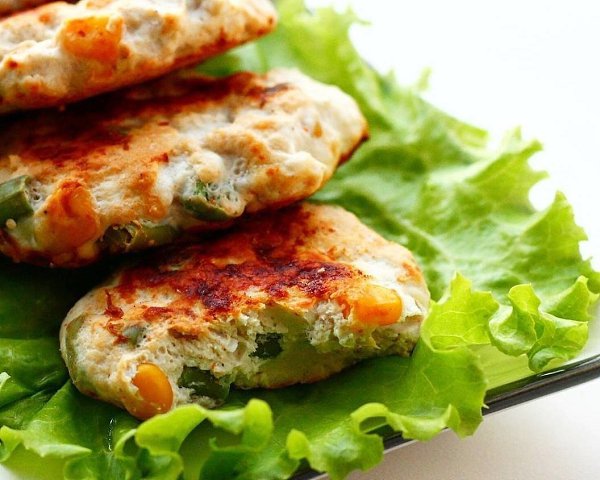Куриные оладьи с кукурузой и фасолью.100ккал. на 1 порцию.всего порций:4 Ингредиенты:на 4 порции:2 ...