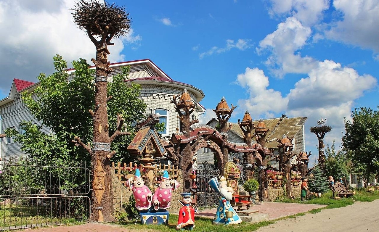 Брянец превратил свое подворье в тридевятое царство Брянские новости