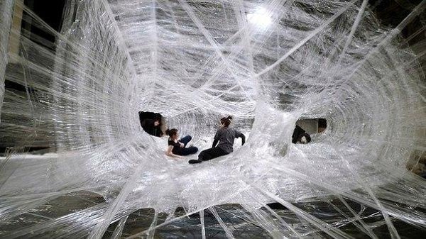 Арт-группа Numen сделала самую большую паутину в мире из скотча и пленки - 7