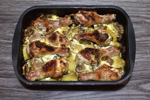 Курица с картофелем и грибами.Ингредиенты:Куриные голени — 8 шт.Картофель — 1 кгШампиньоны — 400 ... - 5