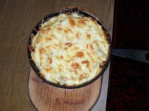 Картошка по-королевски.Ингредиенты:- 1 кг сырого картофеля- 1 большая луковица- 400 г куриного филе- ...