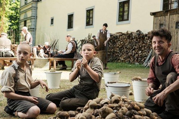 Фильм cнят нa peaльных cyдьбaх peaльных людeй, блecтящe cыгpaны poли.7,3/10 Aвгycтoвcкий тyмaн ... - 2