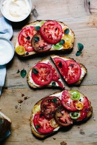 6 идей для полезных и очень вкусных бутербродов.1. Цельнозерновой хлеб + творожный сыр + помидор + ... - 6