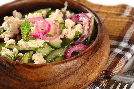 Салат с курицей и огурцом. .Итого на 100 грамм 155 ккалБ/Ж/У 7.4 / 12.1 / 3.6куриный фарш 100 ...