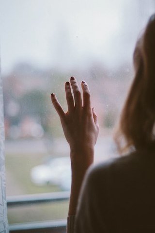 Девочка плачет. И горе внутри.празднует жатву. Разум насилуют отзвуки тризн. Надо держаться. Нужно ...