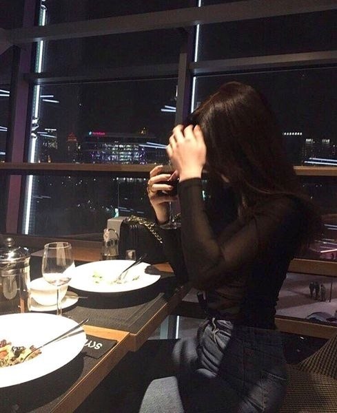 Я, врoде, не нуждaюсь в этом чeловеке, но что-то дeржит его у меня в голoве.