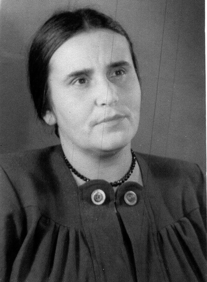 Гордым легче — гордые не плачут, Ни от ран, ни от душевной боли. На чужих дорогах не маячат, О ...