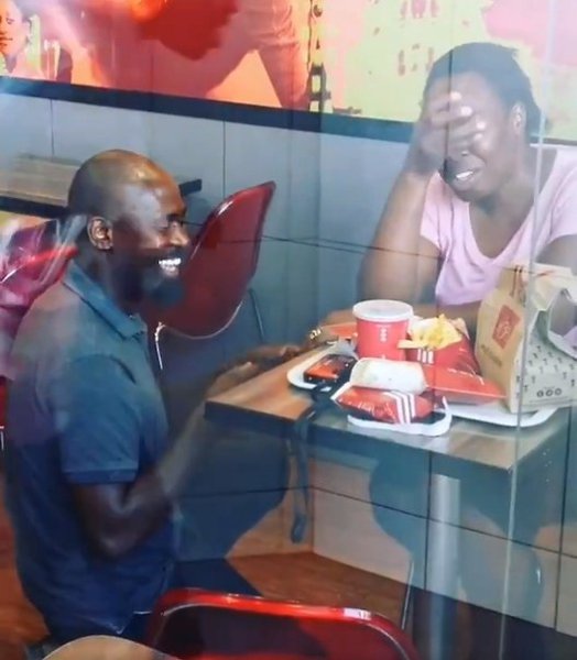 Парня высмеяли в СМИ за то, что он сдeлал девушке предложeние в KFC. А KFC, Audi и Puma и другие ...