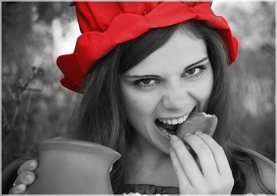 Баба булочка. Красная шапочка Ремарк. Пирожок у девушки. Девушка ест пирожок. Девушка с пирогом.
