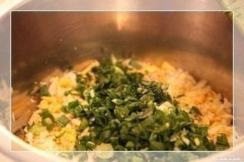 Яичные котлеты.Ингредиенты:- 6 яиц вареных- 1 пучок зеленого лука- 2 столовые ложки манки- 1 ... - 2