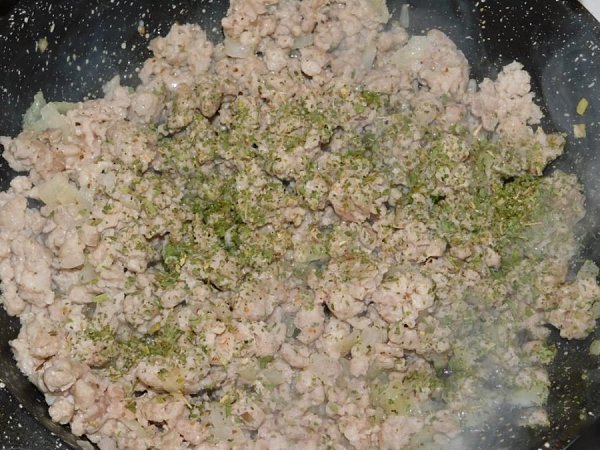 Профитроли с мясной начинкой.Ингредиенты:Молоко — 100 гВода — 100 гМука — 170 гЯйцо — 4–5 шт.Фарш — ... - 4