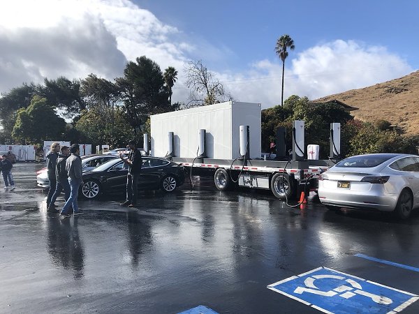 В честь Дня благодарения, который празднуется в США, компания Tesla начала развёртывать мобильные ...