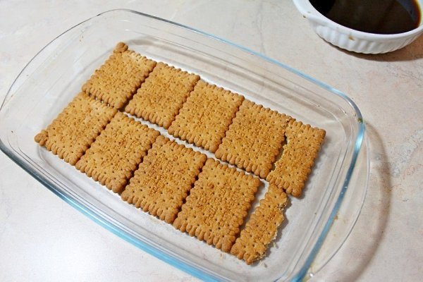 Торт без выпечки с вареной сгущенкой и орехами.Ингредиенты:Печенье (сухое) — 300 гКофе (натуральный) ... - 5