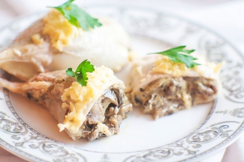 Кальмары, фаршированные грибами и сыром.На 100 гр - 100,5 ккал белки - 8,98 жиры - 6,39 углеводы - ...