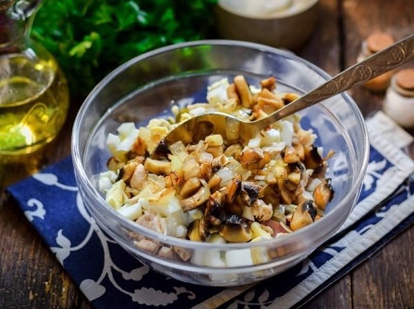 Салат с курицей, шампиньонами и маринованными огурцами.Ингредиенты:Ветчина — 200 гКуриное филе — 200 ... - 4