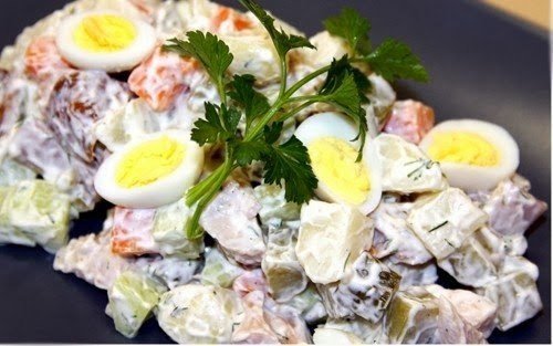 Салат «Чудо» с копченой курицей.Ингредиенты:2 копченых куриных окорочка,2 яйца, 200 г моркови ...