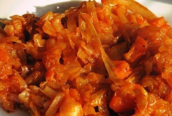 Тушеная капустка, очень вкусно! Ингредиенты: - 0,5 кг капусты - 1 головка лука - 1/2 ст. ложки ...