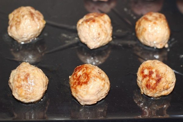 Шведские фрикадельки.Ингредиенты:Фарш мясной (свинина+говядина) — 400 гЛук репчатый — 1 шт.Молоко — ... - 6