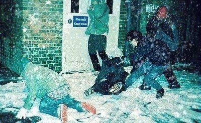 Пойдём быстрей кататься с горки, Затем ловить снежинки ртом. А взрослым скучным человечком, Побудем ... - 3