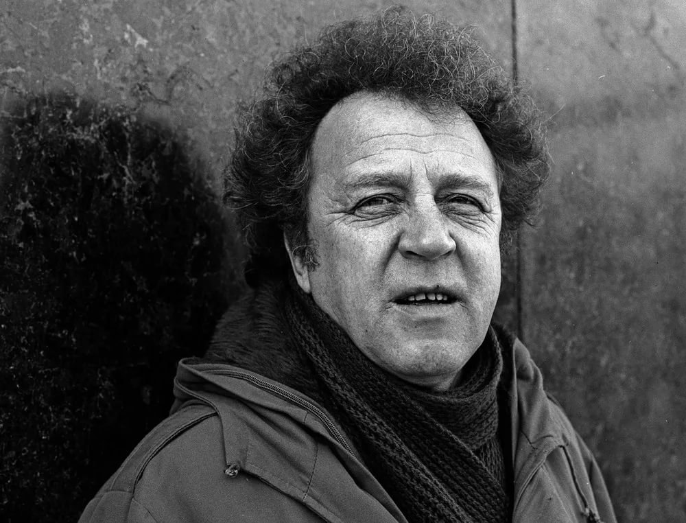 Понимаешь, это странно, очень странно, Но такой уж я законченный чудак: Я гоняюсь за туманом, за ...