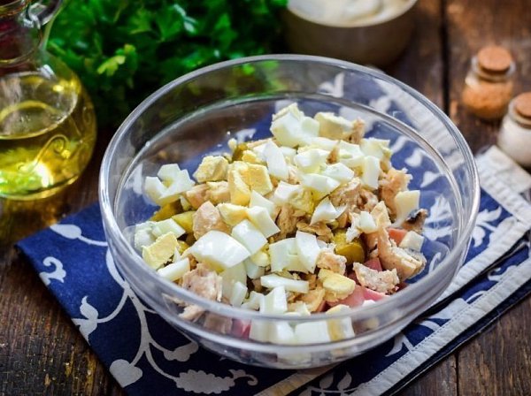 Салат с курицей, шампиньонами и маринованными огурцами.Ингредиенты:Ветчина — 200 гКуриное филе — 200 ... - 3