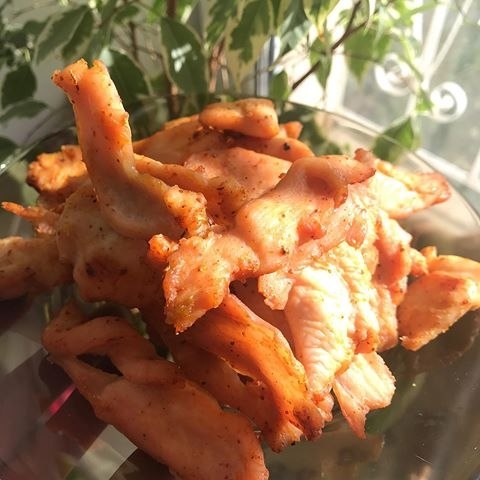 Чипсы из куриного филе: такого вы еще не пробовали! Ингредиенты: Куриное филе -250 грамм Любимые ...