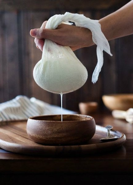 Сыры, которые не повредят фигуре.1. Тофу — соевый сыр (жирность 1,5-4%)100 г сыра тофу содержат ...
