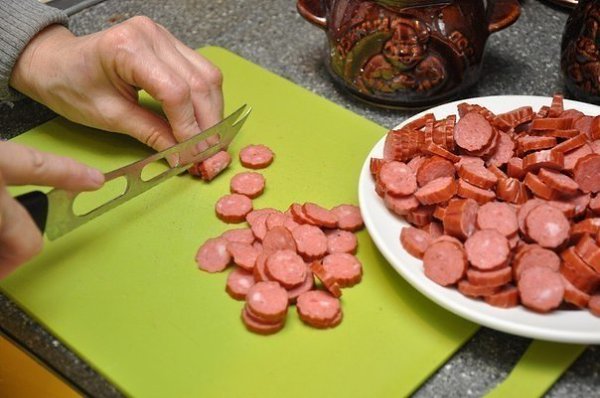 Охотничьи колбаски с картофелем в горшочках.Ингредиенты:На 4 горшочка:картофель – 1 кг,охотничьи ... - 5