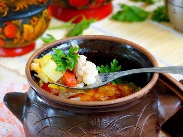 Жаркое в горшочках.Ингредиенты:свинина - 700 гкартофель - 5 шт.лук (крупный) - 1 шт.морковь ...