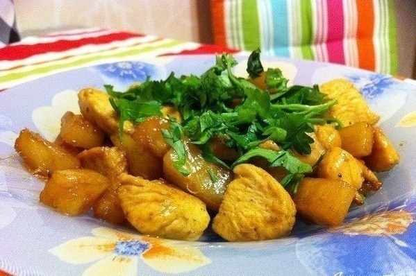 Курица с ананасами.(105.5 ккал)Ингредиенты:Куриное филе 200 грАнанасы консервированые 100 грСоевый ...