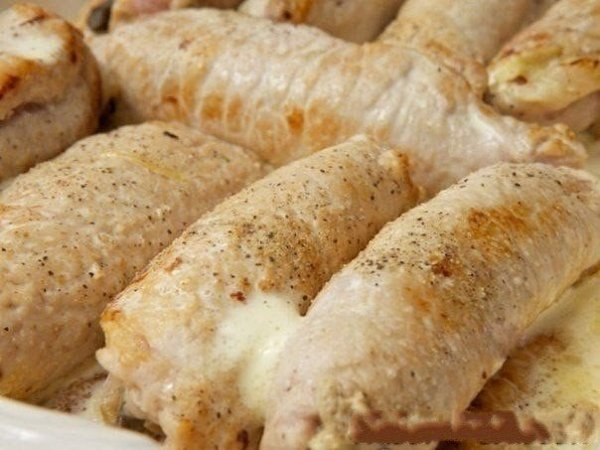 Рулетики мясные к праздничному столу. Ингредиенты: Свиное филе - 700 г. Грибы - 500 г. Лук репчатый ... - 8
