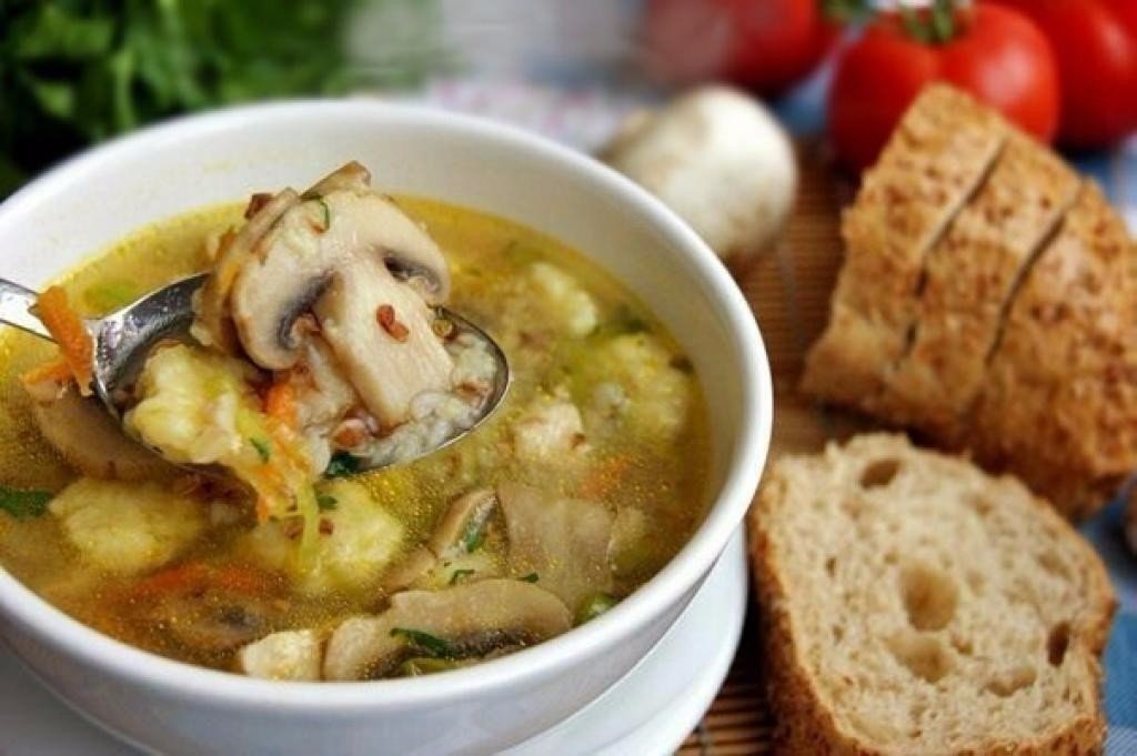 ГРЕЧНЕВЫЙ СУП С ГРИБАМИ И КАРТОФЕЛЬНЫМИ КЛЁЦКАМИ .Ингредиенты: - Куриная грудка - Вода — 2,5-3 л - ...