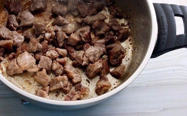 Гуляш с подливкой и пюре