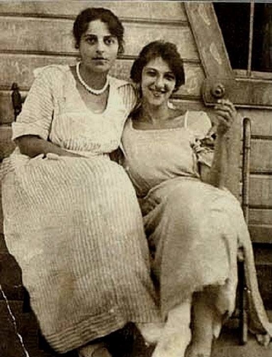 А вы знали, что у непревзойденной актрисы была сестра? Настоящая француженка с русскими корнями. Эта ...