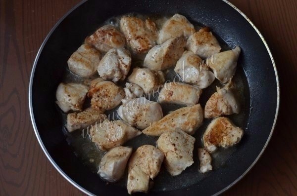 Куриные грудки в сливочном соусе .Ингредиенты: Куриная грудка - 1 шт. (700 грамм) Сливки (20%) - 150 ... - 6