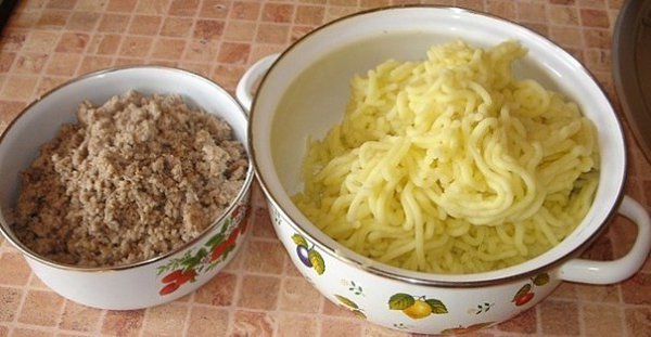 Картофельные зразы .Ингредиенты: 500 гр-.нежирной свинины ; 1, 5 кг-картофеля; 1- луковица ; 50 ... - 2